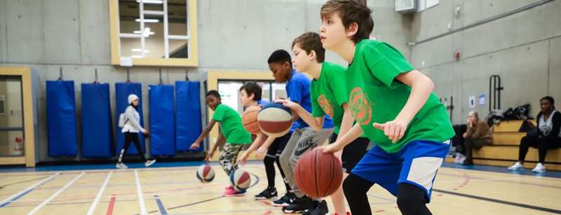 Des jeunes garçons jouent au basketball