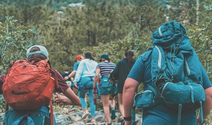 Camp de vacances! Faut-il sauter dans l’aventure seul ou avec un copain ?
